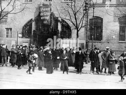 Rivoluzione tedesca 1918/1919: Scena di strada a Berlino durante le rivolte alla fine del 1918 / inizio del 1919 - passanti leggere l'edizione speciale dei giornali / volantini di fronte a un edificio, su cui lo slogan comunista 'proletari di tutti i paesi, si uniscono!' è collegato. Fotoarchiv für Zeitgeschichte Foto Stock