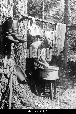 La Propaganda nazista! Sul retro dell'immagine si legge: 'Visitare un villaggio nella foresta nella parte centrale del fronte orientale. Il sole primaverile risplende calorosamente e la vita quotidiana si svolge di nuovo all'esterno. Anche fare il bucato può essere goduto ora.' Immagine dal fronte orientale, 28 maggio 1942. L'attacco alla Russia sovietica da parte del Reich tedesco fu concordato nel luglio 1940 e preparato come "operazione Barbarossa" dal dicembre 1940. Il 22 giugno 1941 iniziò l'invasione della Wehrmacht tedesca. Fotoarchiv für Zeitgeschichte Foto Stock