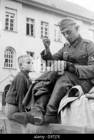 La Propaganda nazista! Sul retro dell'immagine si legge: 'Dopo pesanti combattimenti, si usa una giornata tranquilla per rifinire le uniformi danneggiate.' Immagine di Polance, pubblicata il 28 settembre 1939. Fotoarchiv für Zeitgeschichte Foto Stock