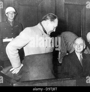 Il nazista criminale di guerra Hermann Göring (l) e l'ex Ministro degli esteri tedesco Joachim von Ribbertrop sono pcitured nel dock durante i processi di Norimberga nel contesto del tribunale militare internazionale contro i grandi criminali di guerra della II Guerra Mondiale in Nuremberg, Germania, nel 1946. La foto è stata scattata dal fotografo sovietico Yevgeny Khaldei, che è stato commissionato da dell'URSS a coprire le prove. Foto: Yevgeny Khaldei Foto Stock