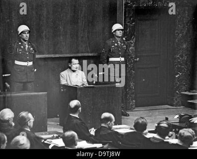 Il nazista criminale di guerra Hermann Göring (m) è raffigurato nel dock durante i processi di Norimberga nel contesto del tribunale militare internazionale contro i grandi criminali di guerra della II Guerra Mondiale in Nuremberg, Germania, nel 1946. La foto è stata scattata dal fotografo sovietico Yevgeny Khaldei, che è stato commissionato da dell'URSS a coprire le prove. Foto: Yevgeny Khaldei Foto Stock