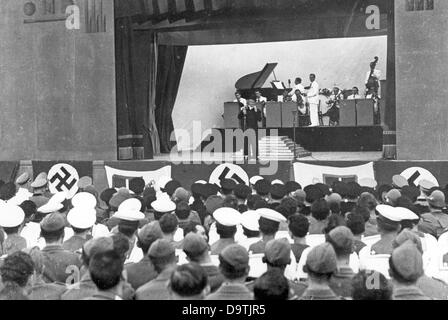 La Propaganda nazista! Sul retro dell'immagine si legge: 'Uno spettacolo di un teatro di guida di fronte ai soldati in Iraly. ' Immagine pubblicata il 5 agosto 1940. Fotoarchiv für Zeitgeschichte Foto Stock