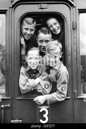 I ragazzi che indossano l'uniforme della Gioventù tedesca stanno guidando con un treno della Reichsbahn tedesca in un campo estivo nel giugno 1938. Fotoarchiv für Zeitgeschichte Foto Stock