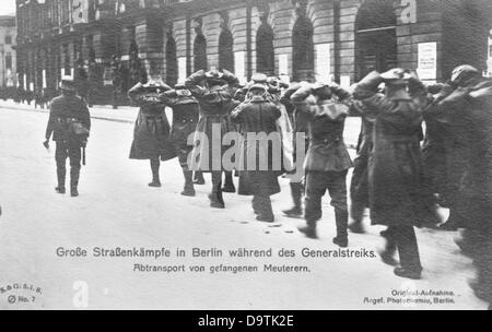 Sottotitoli e trasporto di insorti di fronte a Zeughaus su Unter den Linden a Berlino, in Germania, durante le lotte per strada in relazione alla rivolta spartacista dal 5 al 11 gennaio 1919. Fotoarchiv für Zeitgeschichte Foto Stock