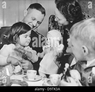 L'istituzione di Hitler-Freiplatz-Spende, che appartiene al National Socialist People's Welfare (NSV), ha fornito ai soldati indigeni della Wehrmacht tedesca un luogo più solco. Luogo sconosciuto. Fotoarchiv für Zeitgeschichte Foto Stock