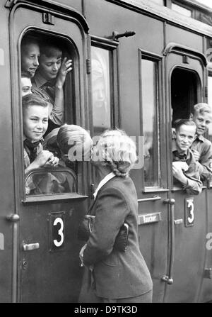 I ragazzi che indossano l'uniforme della Gioventù tedesca guidano verso un campo estivo con un treno della Reichsbahn tedesca nel giugno 1938. Fotoarchiv für Zeitgeschichte Foto Stock