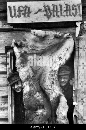 Vista del cinema anteriore nel nord, data e luogo sconosciuti. La Propaganda nazista! Sul retro dell'immagine si legge: 'Un palazzo UFA via in su nel nord. I movimenti delle nostre truppe nell'estremo nord sono programmati senza ruffle e precisamente. C'è anche tempo per il cinema notturno urlare. Anche se il 'UFA Palace' è solo una cabina in legno con una pelliccia di renna davanti alla porta, durante il grido di dimenticare i dintorni primitivi.' Fotoarchiv für Zeitgeschichte Foto Stock