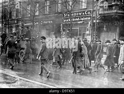 I lavoratori armati occupano il quartiere dei giornali con automobili e mitragliatrici a Lindenstrasse, a Berlino, in Germania, durante la rivolta spartacista dal 5 al 12 gennaio 1919, il 5 gennaio 1919. Fotoarchiv für Zeitgeschichte Foto Stock