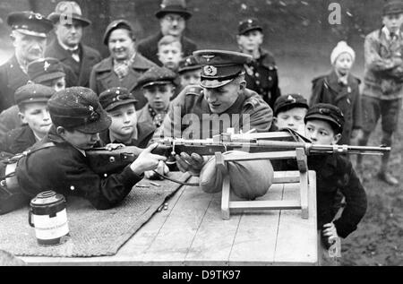 Hitler ragazzi della Gioventù tedesca durante la pratica di tiro sotto la supervisione di un membro della Wehrmacht tedesca. Data e luogo sconosciuti. Fotoarchiv für Zeitgeschichte Foto Stock