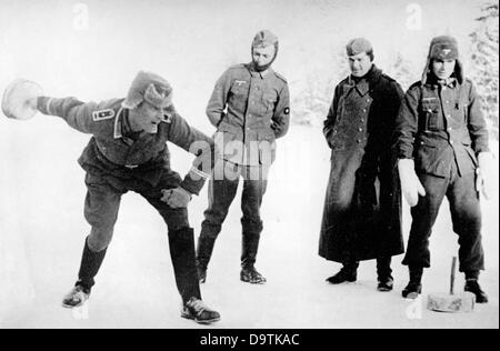 I soldati della Wehrmacht tedesca sono raffigurati facendo sport. Luogo sconosciuto. La Propaganda nazista! Sul retro dell'immagine è datato 24 febbraio 1942: "In Oriente. Le truppe che non sono attive si intrattengono durante le pause forzate sul fronte della difesa in inverno. Arricciarsi dopo una lattina vuota.' Fotoarchiv für Zeitgeschichte Foto Stock