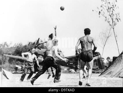 I soldati della Wehrmacht tedesca sono raffigurati facendo sport. Luogo sconosciuto. La Propaganda nazista! Sul retro dell'immagine è datato 21 agosto 1940: 'In uno squadrone bombardiere d'immersione. Giocare a pallamano tra le tende e le macchine". Fotoarchiv für Zeitgeschichte Foto Stock