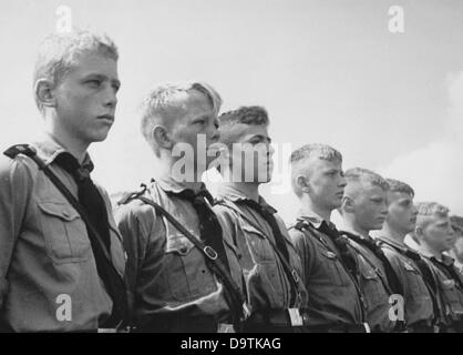 I ragazzi che indossano l'uniforme della Gioventù tedesca sono in fila. Data e luogo sconosciuti. Fotoarchiv für Zeitgeschichte Foto Stock