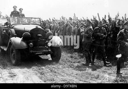 Adolf Hitler (passeggero in auto) visita i soldati sul fronte orientale, pubblicato il 9 aprile 1942. Luogo sconosciuto. La Propaganda nazista! Sul retro dell'immagine si legge: 'Al compleanno della Führer il 20 aprile. Sorprendentemente, l'auto del Führer arriva in un aeroporto di campo sul fronte orientale.' L'attacco alla Russia da parte del Reich tedesco fu concordato nel luglio 1940 e preparato dal dicembre 1940 come "operazione Barbarossa". Il 22 giugno 1941 iniziò l'invasione dell'Unione Sovietica da parte della Wehrmacht tedesca. Fotoarchiv für Zeitgeschichte Foto Stock