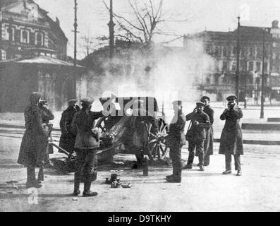 Rivoluzione tedesca 1918/1919: Le truppe governative impiegano un Howitzer 10,5 per attaccare le barricate di Grosse Frankfurter Strasse (oggi: Karl-Marx-Allee) su Alexanderplatz a Berlino, in Germania, durante le lotte di strada del Märzkämpfe ("lotte di marcia" - lotte che sono scaturite da dimostrazioni nazionali di lavoratori per la causa rivoluzionaria) nel marzo 1919. Fotoarchiv für Zeitgeschichte Foto Stock