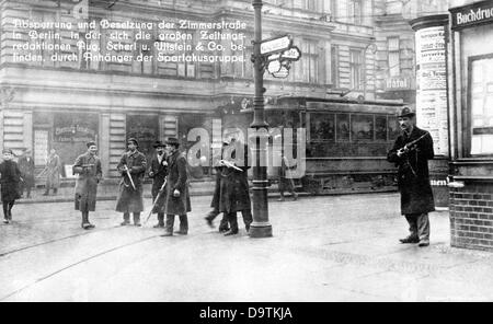 Rivoluzione tedesca 1918/1919: Membri del blocco della Spartacus League e occupano la Zimmerstrasse, dove si trovano i grandi uffici di stampa di August Scherl e Ullstein & Co., a Berlino, in Germania, all'inizio di gennaio 1919. Fotoarchiv für Zeitgeschichte Foto Stock