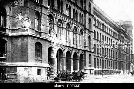 Rivoluzione tedesca 1918/1919: Un posto di combattimento è raffigurato di fronte al quartier generale della polizia parzialmente distrutto ad Alexanderstrasse su Alexanderplatz a Berlino, in Germania, durante gli scontri per strada all'inizio di gennaio 1919. Fotoarchiv für Zeitgeschichte Foto Stock