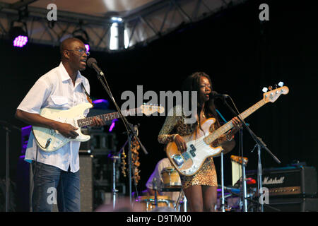 Artisti nero a suonare la chitarra e cantare sul palco durante multiculturale di open air festival musicale estivo Fête de la Musique nel centro cittadino (città vecchia) Ginevra, Svizzera. Credito: ImageNature, Alexander Belokurov / Alamy Foto Stock