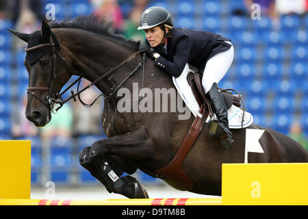 Aachen, Germania. Il 26 giugno 2013. Il tedesco mostrano il ponticello Meredith Michaels-Beerbaum salta sopra un ostacolo sul suo cavallo incredibile durante il Preis von Europa a chio di Aachen, Germania, 26 giugno 2013. Foto: ROLF VENNENBERND/dpa/Alamy Live News/dpa/Alamy Live News Foto Stock