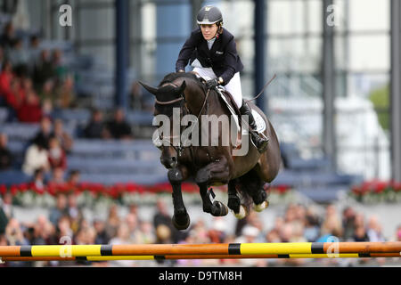 Aachen, Germania. Il 26 giugno 2013. Il tedesco mostrano il ponticello Meredith Michaels-Beerbaum salta sopra un ostacolo sul suo cavallo incredibile durante il Preis von Europa a chio di Aachen, Germania, 26 giugno 2013. Foto: ROLF VENNENBERND/dpa/Alamy Live News/dpa/Alamy Live News Foto Stock