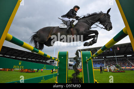 Aachen, Germania. Il 26 giugno 2013. Il tedesco mostrano il ponticello Meredith Michaels-Beerbaum salta sopra un ostacolo sul suo cavallo incredibile durante il Preis von Europa a chio di Aachen, Germania, 26 giugno 2013. Foto: UWE ANSPACH/dpa/Alamy Live News/dpa/Alamy Live News Foto Stock