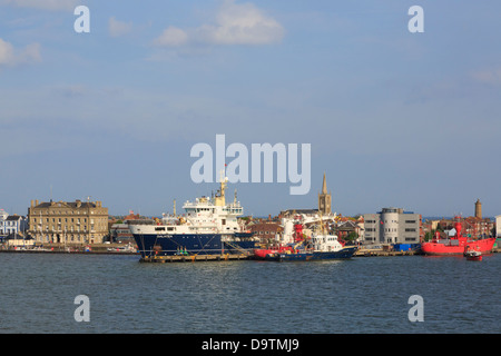 Vista sul mare a Trinity House le navi ancorate in porto sul fiume Stour estuario. Harwich, Essex, Inghilterra, Regno Unito, Gran Bretagna Foto Stock