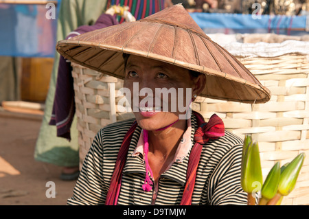 Donna birmano indossando il tradizionale Shan membri hat seduto in un mercato MYANMAR Birmania Foto Stock