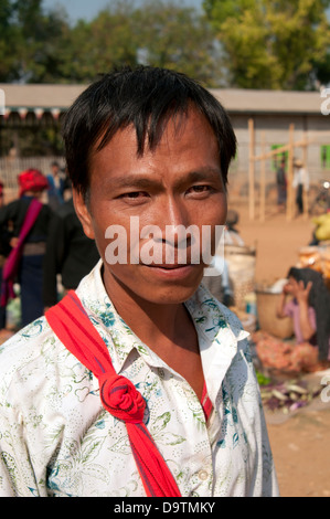 Intha uomo pone per un mercato verticale del Myanmar (Birmania) Foto Stock