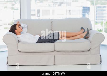 Business donna sdraiato sul lettino Foto Stock