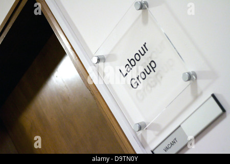 Parte del lavoro di gruppo sala riunioni segno a una casa consiglio in Inghilterra Foto Stock