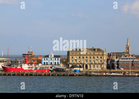 Vista offshore di fronte mare a waterfront e lighvessel da Ha'penny Pier in porto sul fiume Stour estuario. Harwich Essex England Regno Unito Foto Stock