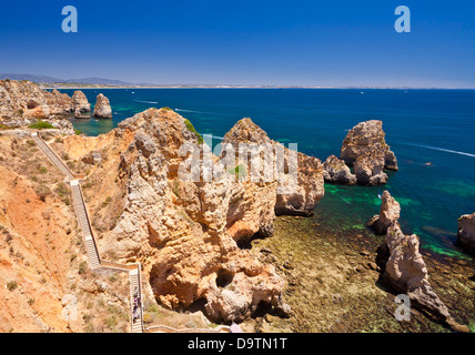 Ripidi scalini che conducono al piccolo molo per le escursioni Alle grotte e grotte di Ponta da Piedade Lagos Algarve Portogallo UE Europa Foto Stock