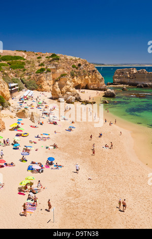 I turisti a prendere il sole sulla Praia da Dona Ana Lagos Algarve Portogallo UE Europa Foto Stock