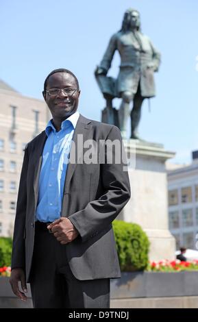 A senegalesi Data di nascita del candidato del DOCUP, Karamba Diaby, sorge sulla piazza del mercato di Halle/Saale Germania, 18 giugno 2013. Diaby è in esecuzione come un candidato SPD nel prossimo tedesca elezione federale per il Bundestag, che si terrà il 22 settembre 2013, che rappresentano la 72esima circoscrizione in Sassonia-Anhalt. Diaby sarebbe il primo afro-nato il candidato a diventare membro del Bundestag, il DOCUP ha dichiarato. Nato in Senegal, Diaby è stato un cittadino tedesco per un periodo di dodici anni a. È entrato a far parte del DOCUP in 2008 ed è stato un membro su Halle città del consiglio dal 2009. Foto: Jan Woitas/dpa Foto Stock