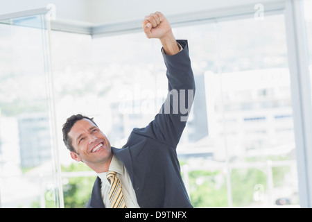 Imprenditore alzando la mano Foto Stock
