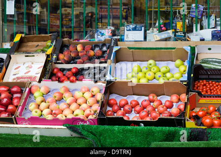 La frutta e la verdura per la vendita su un mercato in stallo Foto Stock