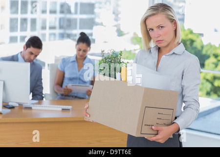 Sconvolto imprenditrice lasciando la carica dopo essere stato lasciato andare Foto Stock