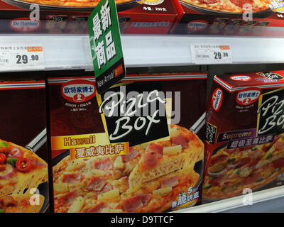 Cina: Dr. Oetker pizza congelata in un negozio a Shanghai Foto Stock