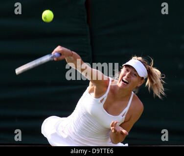 Il torneo di Wimbledon, Londra, Inghilterra, Regno Unito. Il 26 giugno 2013. Giorno tre del Wimbledon Tennis Championships 2013 tenutosi presso il All England Lawn Tennis e Croquet Club di Londra, Inghilterra, Regno Unito. Maria Sharapova ( RUS ) contro Michelle Larcher de Brito ( POR ) la terza-seeded Sharapova campionessa di Wimbledon nel 2004 champion, perso 6-3, 6-4 per andare fuori nel secondo round del credito: Azione Plus immagini di sport/Alamy Live News Foto Stock