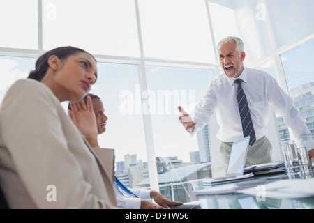 Furious boss a urlare contro i colleghi Foto Stock