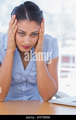 Triste imprenditrice avente la sua testa in mani Foto Stock