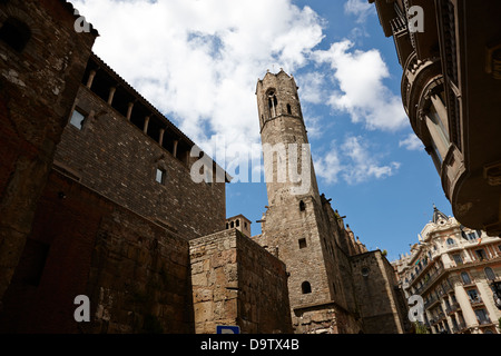 I residui rimanenti sezioni di vecchie mura romane di Barcellona e la torre della cappella di Sant'Agata Catalogna SPAGNA Foto Stock