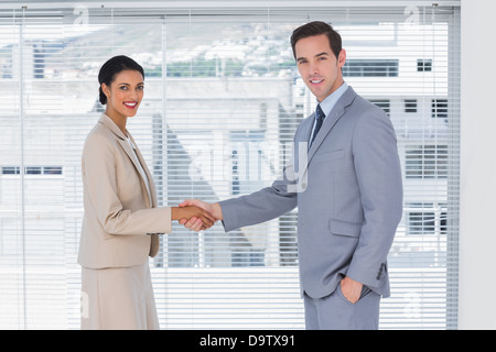 Business Partner stringono le mani Foto Stock