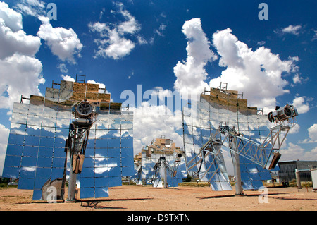 Il Sandia e Stirling Energy Systems piatto solare del motore sistema di generazione di potenza a Sandia National del solare termico impianto di prova Agosto 4, 2005 in Albuquerque, NM. Foto Stock