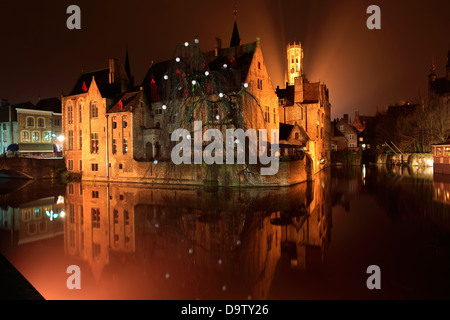 Fiume Dijver, area di Rozenhoedkaai, città di Bruges, Fiandre occidentali nella regione fiamminga del Belgio. Foto Stock