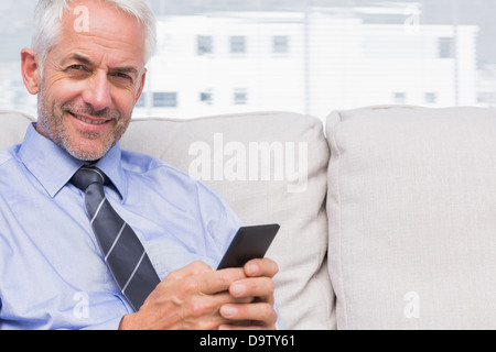 Happy businessman utilizza lo smartphone Foto Stock