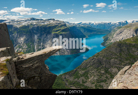 Trolltunga, Troll linguetta della roccia sopra il lago Ringedalsvatnet, Norvegia Foto Stock