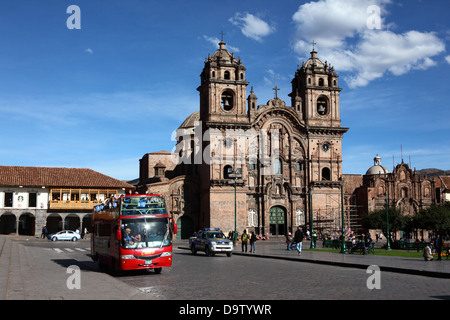 Aprire sormontato double decker tour bus e Compañia de chiesa del Gesù , Plaza de Armas , Cusco, Perù Foto Stock