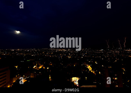 Più fulmini sopra una grande città di notte Foto Stock