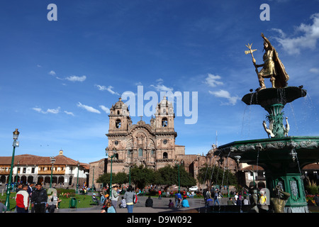 Statua del inca Pachacuti Inca Yupanqui o Pachacutec sulla fontana e la Compañia de chiesa del Gesù , Plaza de Armas , Cusco, Perù Foto Stock