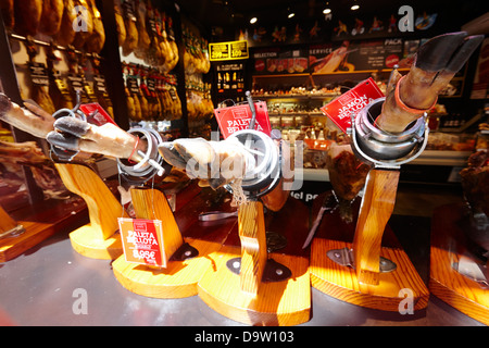 Jamon iberico indurito i prosciutti spagnoli su cavalletti in una vetrina a Barcellona Catalonia Spagna Foto Stock